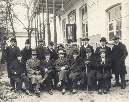 Lietuvos Respublikos pasiuntinių konferencija Kaune, 1923 m. lapkričio 12 d. Vienintelė moteris – M. Avietėnaitė, stovinti penkta iš kairės / Nacionalinio M. K. Čiurlionio dailės muziejaus archyvas