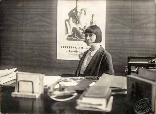 M. Avietėnaitė savo darbo kabinete Užsienio reikalų ministerijos Spaudos biure Kaune, 1931 m. / Nacionalinio M. K. Čiurlionio dailės muziejaus archyvas&nbsp;