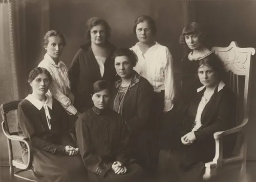 Lietuvių katalikių moterų draugijos centro valdyba 1929 m. M. Avietėnaitė stovi dešinėje, šalia krėslo / Nacionalinio M. K. Čiurlionio dailės muziejaus archyvas