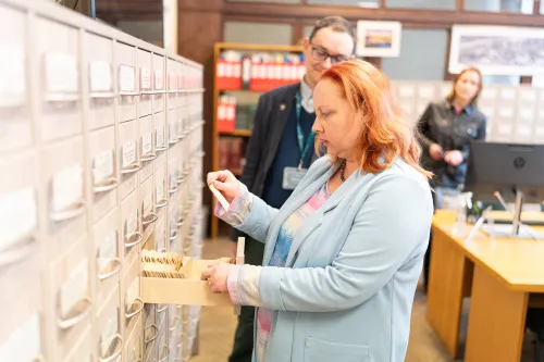 S. Grabauskienė tikrina kartotekos turinį, šalia jos – kolega dr. M. Balkus / R. Tenio nuotr.