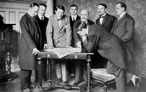 Ukrainos ir Lietuvos atstovai, žiūrėdami į žemėlapį, skiria Lenkiją nuo Rusijos, kad sudarytų bendras ribas