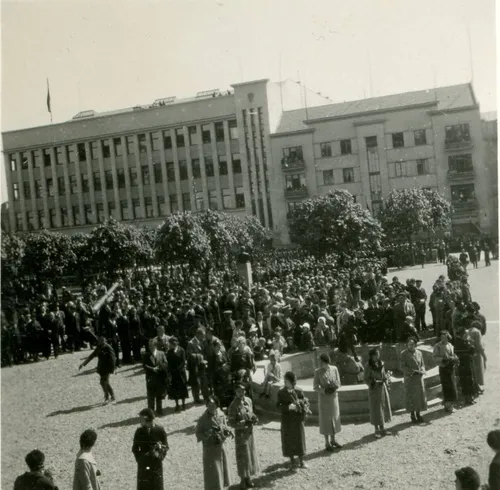 Žmonės prie Karo muziejaus fontano, 1937-1940 m. / VDKM rinkinių vertybės