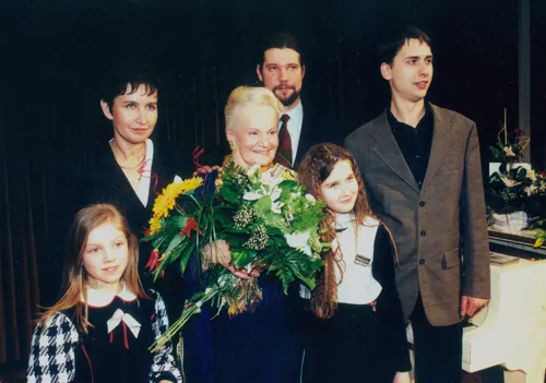 U. Nasvytytė su vaikais ir anūkais 2006 m. / Asmeninio archyvo nuotr.