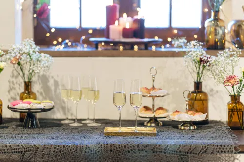 Atsinaujinusioje Rotušėje jaunavedžiams – ir vaišių stalelis / Organizatorių nuotr.