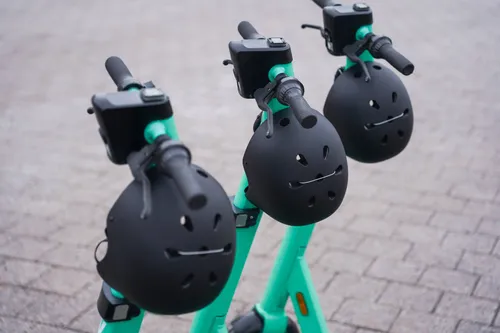 „Bolt“ paspirtukai su šalmais. „Bolt“ nuotrauka