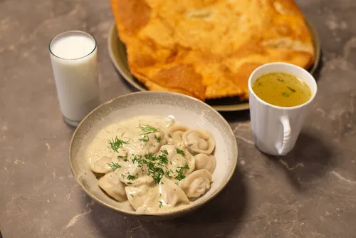 Čeburekai, koldūnai, sultinys, airanas