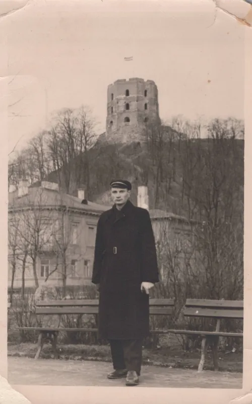 Albinas Kentra su universiteto studento kepuraite. Fone Gedimino pilies bokštas., XX a. 6 deš. II p. / VDKM archyvas