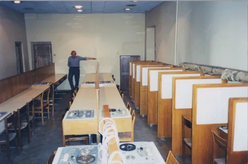 Albinas Kentra Vilniaus valstybinio Vinco Kapsuko universiteto audiovizualinėje laboratorijoje, XX a. 10 deš., VDKM archyvas