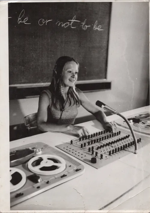 Studentė Vilniaus valstybinio Vinco Kapsuko universiteto audiovizualinėje laboratorijoje, XX a. 8 deš., VDKM archyvas