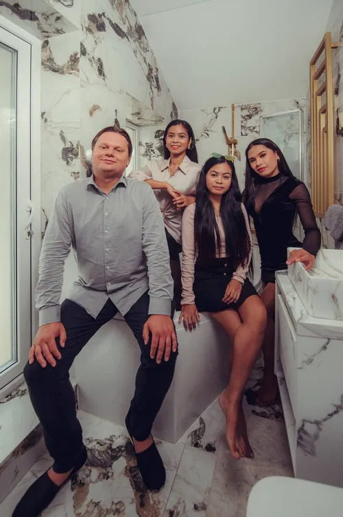 G. Volkavičius su žmonomis