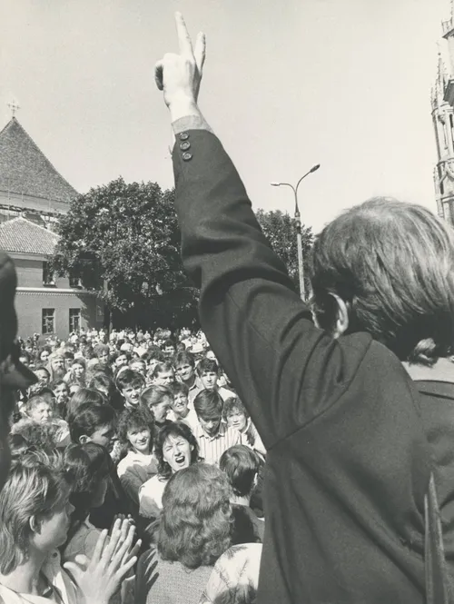 Laisvės lygos mitingas Vilniuje prie A. Mickevičiaus paminklo. Iš ciklo „Sąjūdis“ (©Lietuvos fotomenininkų sąjunga, autorius M. Baranauskas, panaudojimo teisės CCBYNCND)