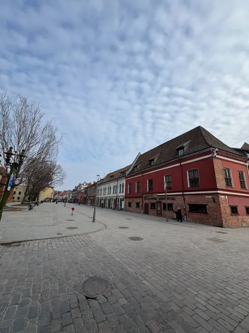 M. Valančiaus, Rotušės aikštės ir Vilniaus gatvės kampas