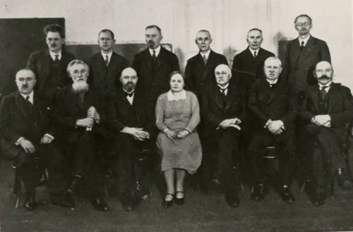 VDU Medicinos fakulteto profesoriai 1930 m. Sėdi iš kairės: prof. Eber Landau, prof. Petras Raudonikis, prof. Kazimieras Buinevičius, prof. Vanda Tumėnienė, prof. Jurgis Karuža, prof. Juozas Bagdonas, dekanas prof. Vladas Lašas. Stovi iš kairės prof. Jurgis Žilinskas, prof. Juozas Blažys, prof. Pranas Mažylis, prof. Petras Avižonis, prof. Antanas Jurgeliūnas, prof. Emilis Vinteleris. / LSMU archyvo nuotr.