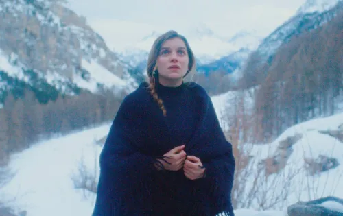 „Mergina sniegynuose“ / Stop kadras