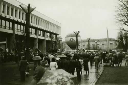 Nepriklausomybės aikštė po 1990 m. kovo 11 d. (©Lietuvos nacionalinis muziejus, autorius nežinomas, panaudojimo teisės CCBYNCND)