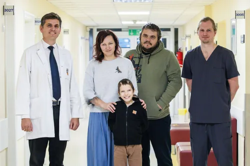 Renaras su šeima ir gydytojais / T. Biliūno, Kauno klinikų nuotr.