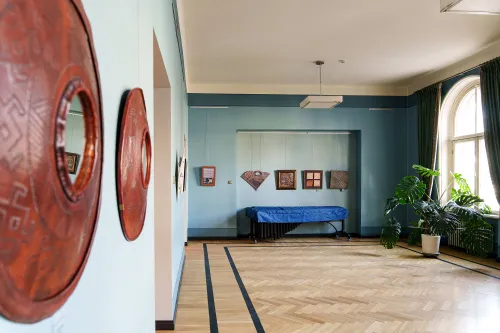 Mėlynoji salė, kurioje išliko tarpukario laikų „eglutės” rašto parketas / R. Tenio nuotr.