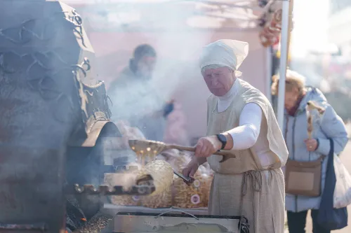 Kaziuko mugėje galima stebėti kaip kepamas šakotis / R. Tenio nuotr.