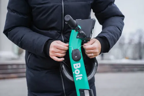 Šalmo uždėjimas ant „Bolt“ paspirtuko / „Bolt“ nuotr.