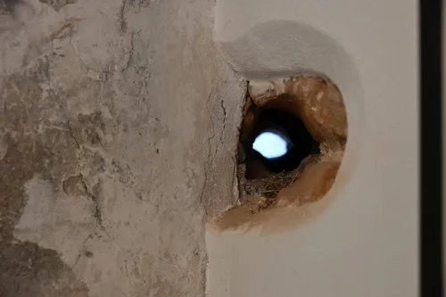 Skylė, išlikusi dabartinio VDA Kauno fakulteto dekanato sienoje- foto autorė Guoda Terleckytė