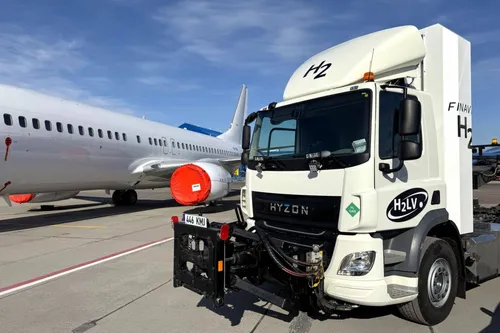 Vandeniliu varomas sunkvežimis Kauno oro uoste / LTOU nuotr.