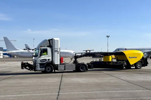 Vandeniliu varomas sunkvežimis Kauno oro uoste / LTOU nuotr.