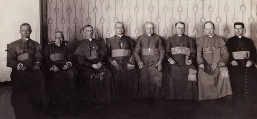 1926 m. Lietuvos bažnytinės provincijos ganytojai (iš kairės): Kazimieras Paltarokas, Antanas Karosas, Juozapas Jonas Skvireckas, apaštalinis vizitatorius Jurgis Matulaitis, Pranciškus Karevičius, Justinas Staugaitis, Juozapas Kukta, Mečislovas Reinys /