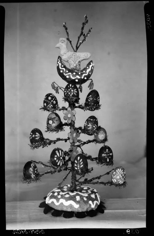 Vytauto Didžiojo karo muziejaus rinkiniuose saugomas Balio Buračo negatvyas – Radviliškio valsčiaus Jaugėlų kaime 1934 m. fotografuotas kiaušinykas.