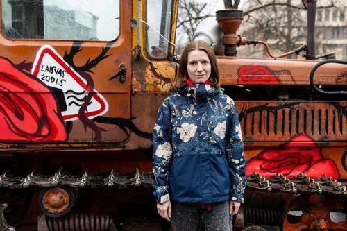 Birutė Davidonytė, Prie Seimo atvežtas buldozeris / BNS nuotr.