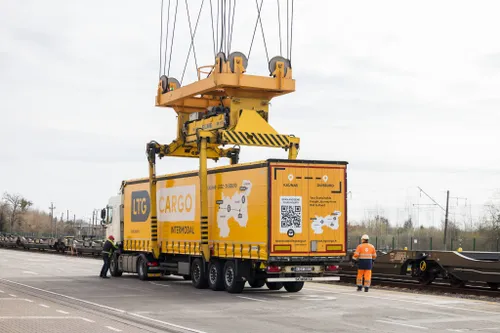 Pristatyti nauji europinės vėžės vagonai