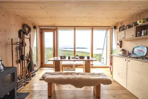 Het interieur van het huisje op het eiland