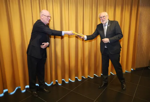 uitreiking boek 75 jaar vrijheid