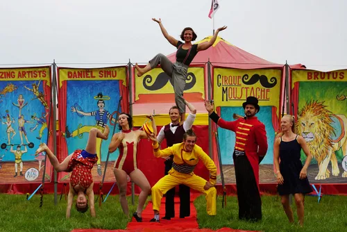 cirque moustache zomertour 2