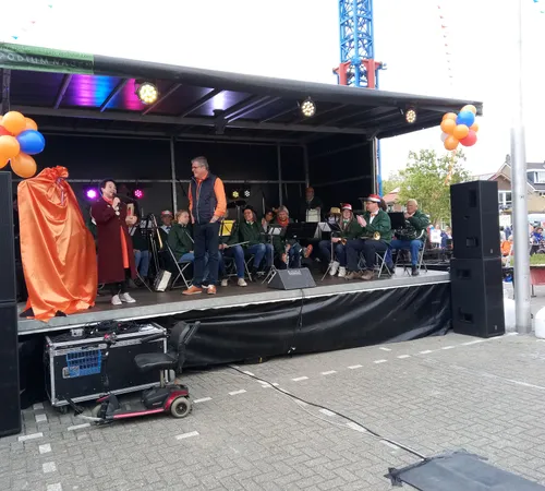 foto 6 burgemeester met muziekvereniging de bazuin 1