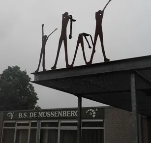 vernield kunstwerk op bs de mussenberg 23 05 2015
