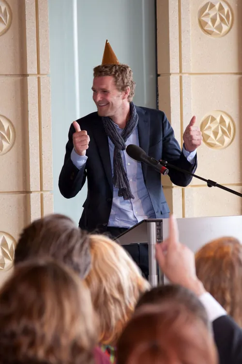 kunstenaar florentijn hofman bij openingklein