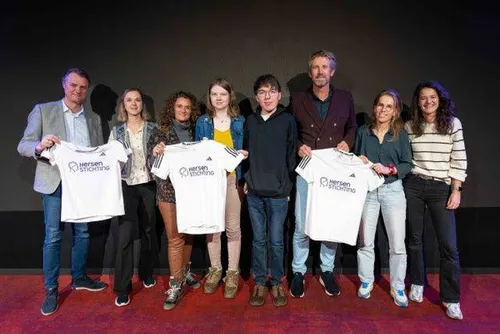 David Verschoor, Annemarie en Edwin van der Sar reiken shirts uit aan deelnemers The Class