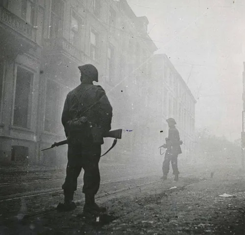 Britse militairen trekken op door de Utrechtsestraat onder dekking van een rookgordijn