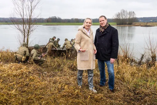 Presentatoren Linda Geerdink en Erik van der Pol tijdens de opnames