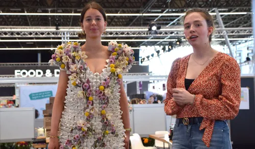 jikke jansen presenteert haar zelfgemaakte dress to impress jurk van ruim 500 uit biologisch papier geschepte happertjes marjanne eikelboom