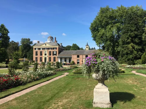 Kasteel-rozentuin-zomer---vrij-te-gebruiken