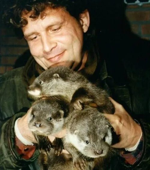 De Jongh met eerste nestje gefokte otters (Foto ©Roel Hoeve) dé otterspecialist van NL naar Bemmel -