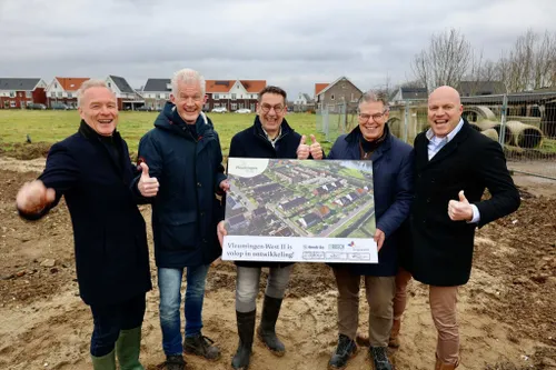 Vleumingen West.2026-01.Op de foto v.l.n.r. Jan Hendriks (gemeente Lingewaard), Jeroen Suijkerbuijk (Hendriks), Martin Scherpenborg (Van den Bosch Vastgoed), wethouder René