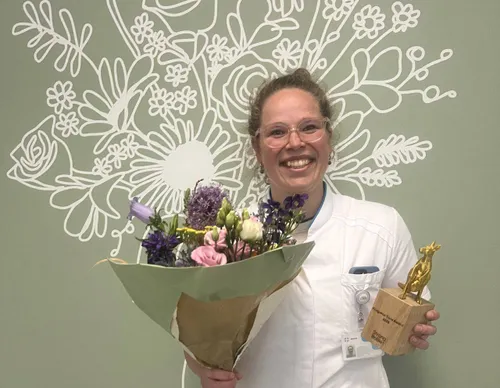 Oogarts Eveline Kersten neemt award in ontvangst