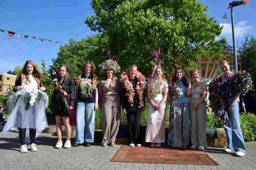 Studenten met de draagbare bloemarrangementen -fotograag Marjanne Eikelboom