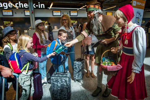 20160707dagvanhetsprookjeroodkapjeenkabouterbezoekeneindhovenairport02