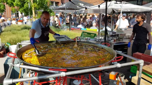 foto 1 heerlijk genieten van spaanse paella op anton pieckplein