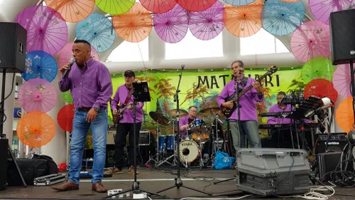 the limitz brengen heerlijke covers op het grote podium in de hoofdstraat