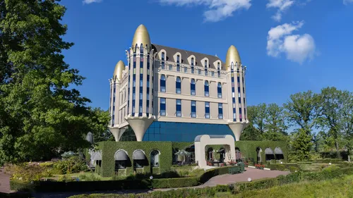 De huidige situatie van het hotel. Bij de nieuwe situatie wordt onder meer de ingang verplaatst.&nbsp;