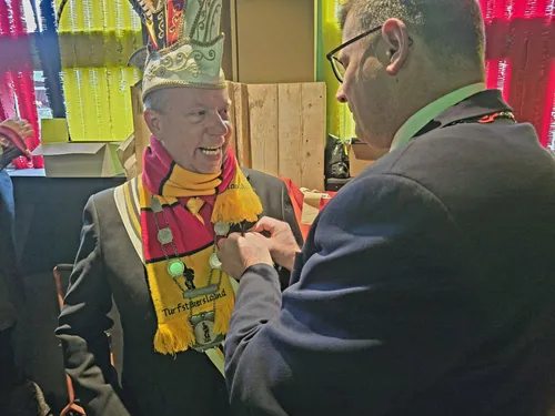 Zilveren Erepenning Prins Rob d'n Irste uit handen van Erik Ronnes